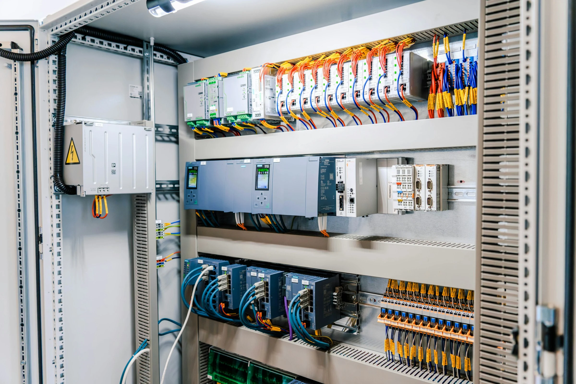 Armoires d'alimentation pour télécoms